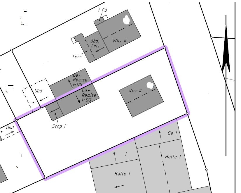 Lageplan eines Baugrundstücks mit Gebäuden, Grundrissmarkierungen und Grundstücksgrenzen.