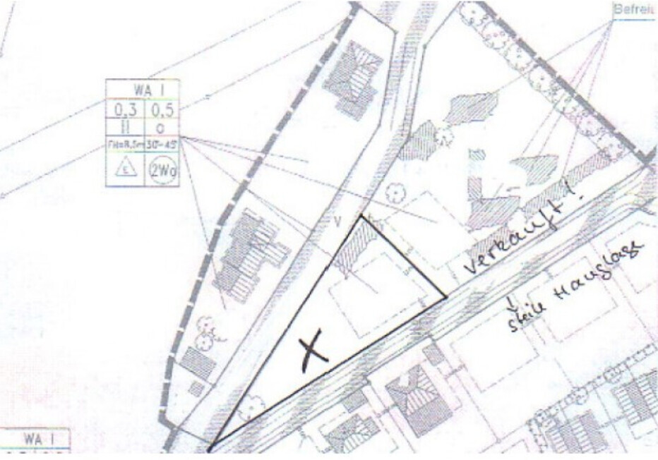 Lageplan eines Baugrundstücks mit Umriss, Straßennotiz und X-Markierung der Baufläche.