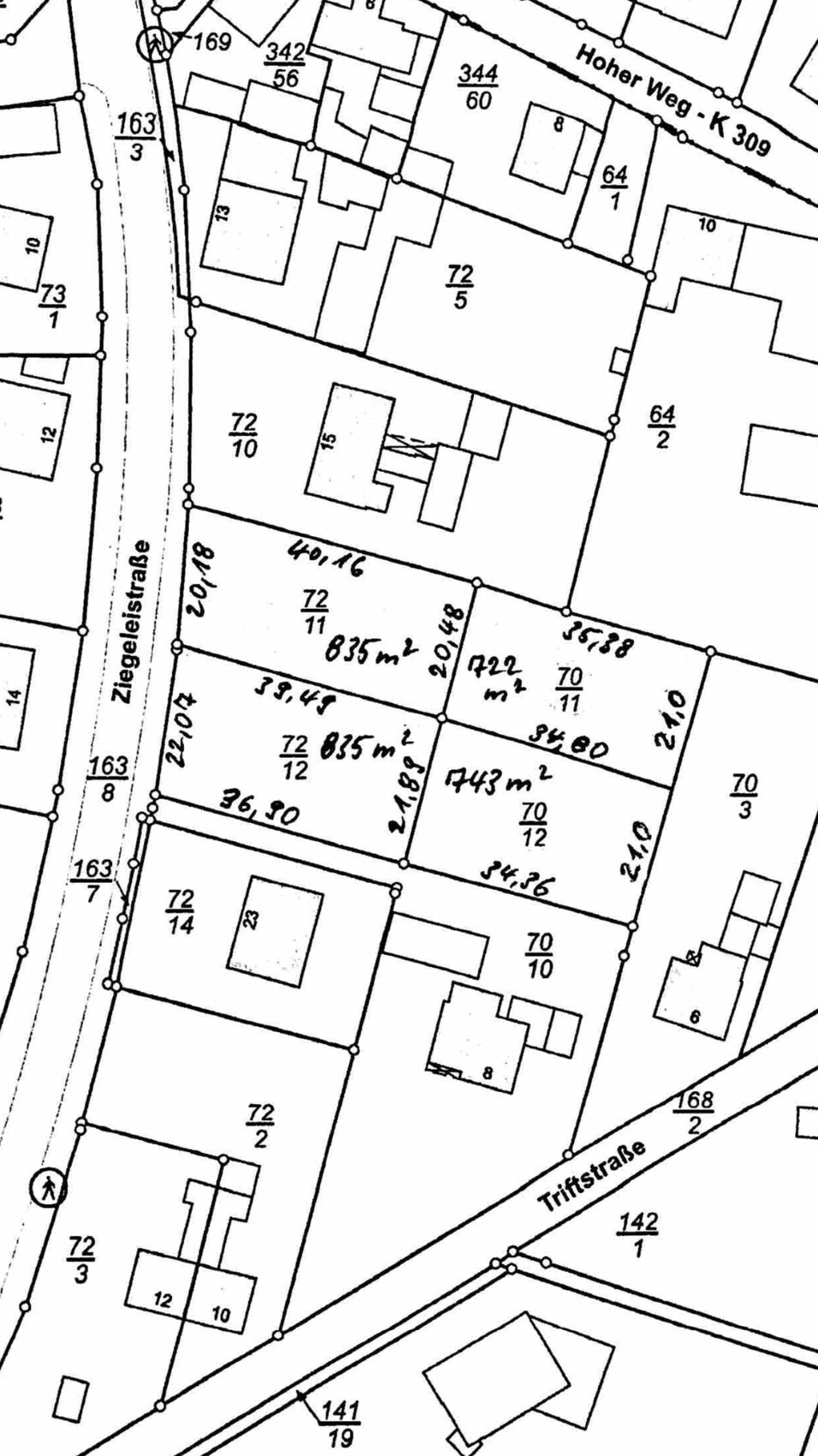 Lageplan eines Baugrundstücks mit Parzellen, Straßenverlauf und Gebäudeflächen