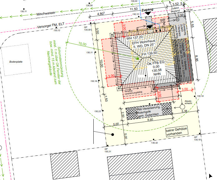 Lageplan eines Gebäudes mit Grundriss, Dach, Grenzlinien und Maßangaben.
