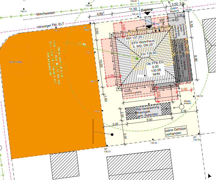 Architektur-Lageplan: Großes orangenes Grundstück links, Gebäude rechts, Maßlinien und Zufahrten.