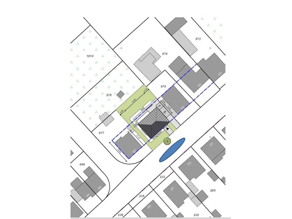 Lageplan eines Grundstücks mit Gebäuden, Grünflächen, blauer Umrandung und Pool.