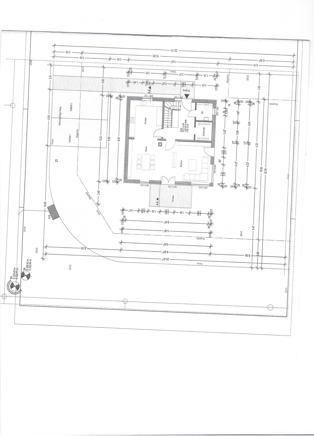 Grundstücksplan eines Hauses mit Zufahrt, Terrasse und Grundstücksgrenze