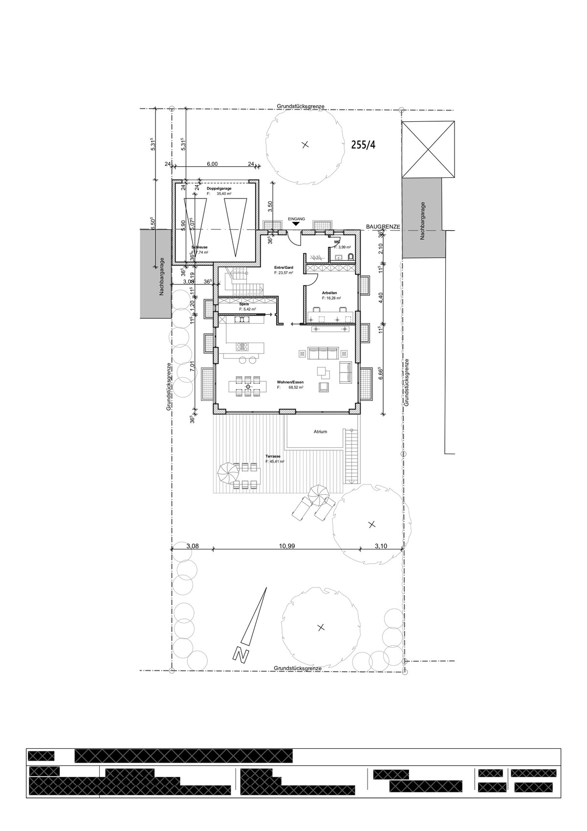 Grundriss eines Einfamilienhauses mit Wohnbereich, Küche, Garten und Terrasse.