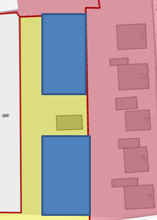 Lageplan: Zwei blaue Baublöcke auf gelbem Grundstück, angrenzende rosa Häuser.