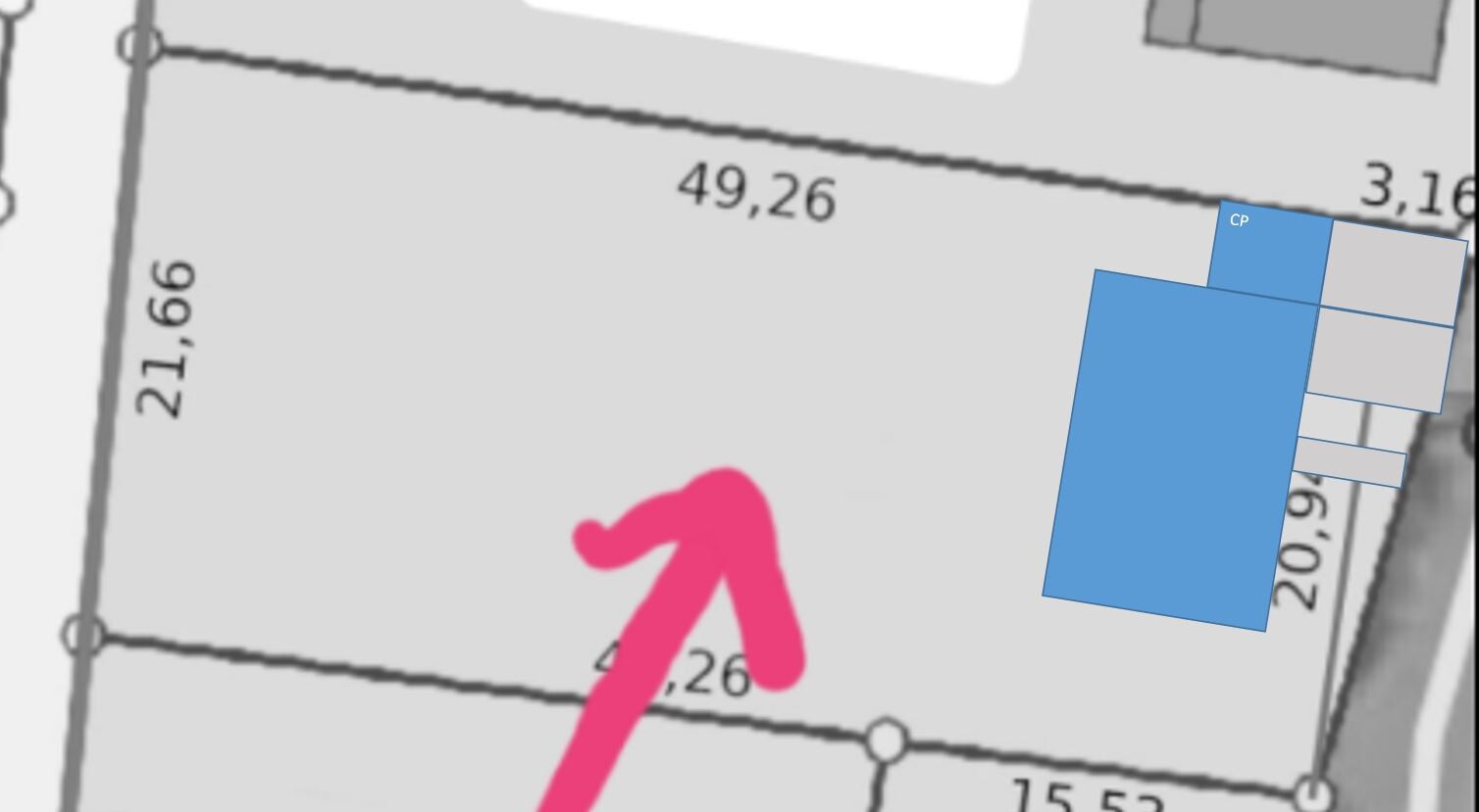 Parzellenplan: pinker Pfeil markiert das Ziel; rechts liegen blaue Gebäudeflächen.