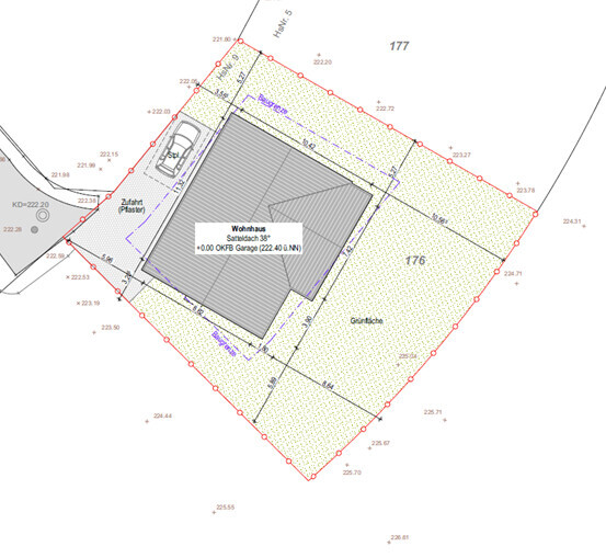 Lageplan eines Hauses auf einem Grundstück mit Zufahrt, Garage und Grundstücksgrenzen.