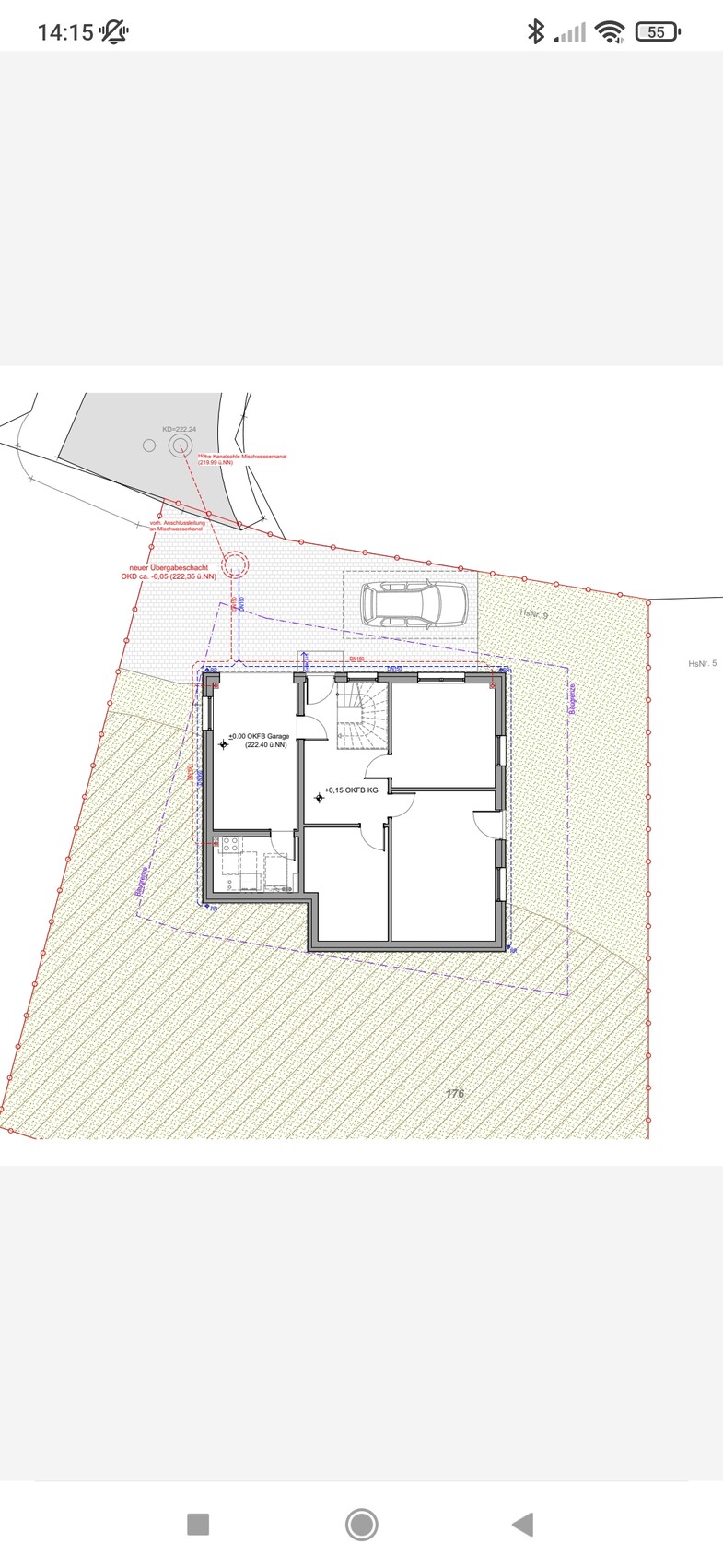Grundriss eines Hauses mit Garage, Innenräumen und umgebender Grundstücksgrenze.