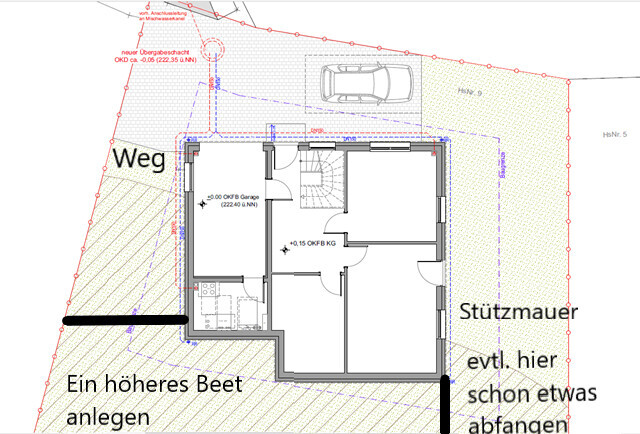 Grundriss eines Hauses mit Garage, Treppe, Innenräumen; Weg und Stützmauer im Gelände.