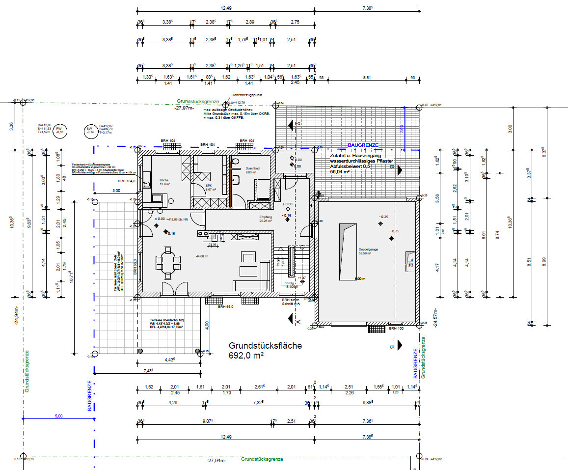 2D-Grundrissplan eines Hauses mit Grundstücksgrenze und Innenaufteilung