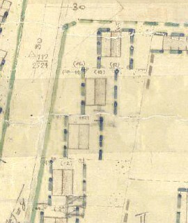 Historischer Plan eines Baugrundstücks mit Parzellen, Straßen und Gebäudestrukturen.