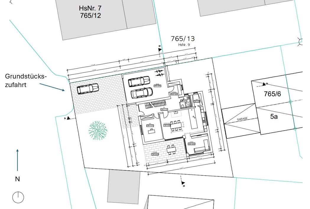 Lageplan: Hausgrundriss mit Zufahrt, zwei Parkplätzen, Garten und Nordausrichtung.