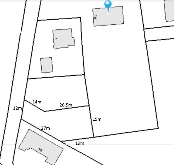 Lageplan eines Grundstücks mit Grenzlinien, Gebäuden und Maßangaben