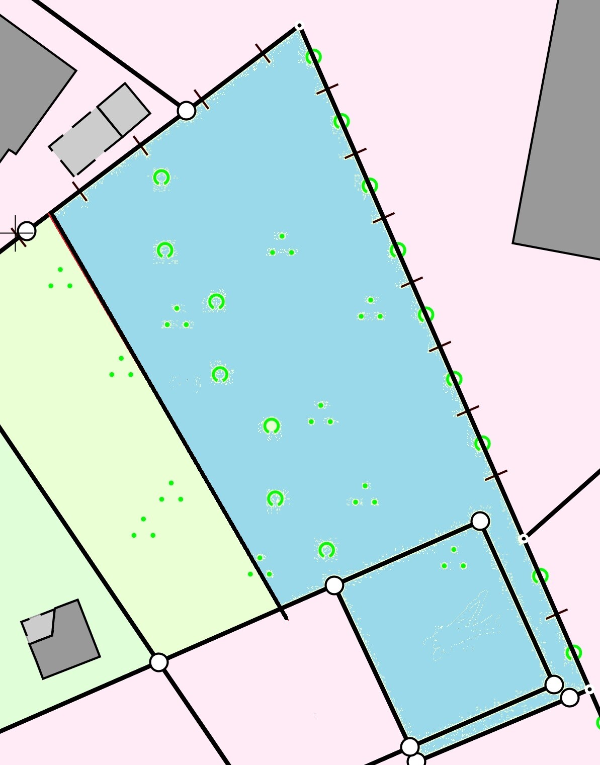 Lageplan: Blaues Wasserbecken, Baumgruppen und angrenzende Parzellen/Gebäude.