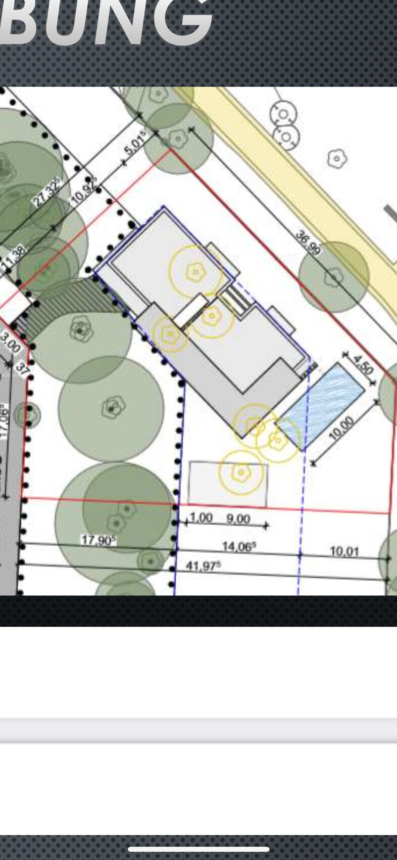 Lageplan: Gebäude im Zentrum, Bäume als Kreise, rote Grenze und Maßlinien.