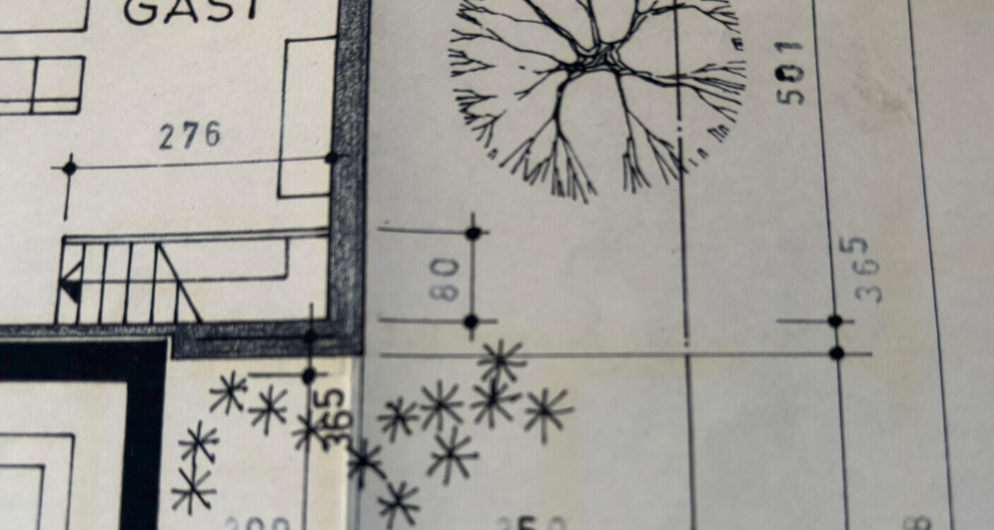 Grundriss: linkes Gebäude mit Treppe (GAST); rechts Garten mit Baum- und Strauchsymbolen und Maßen.