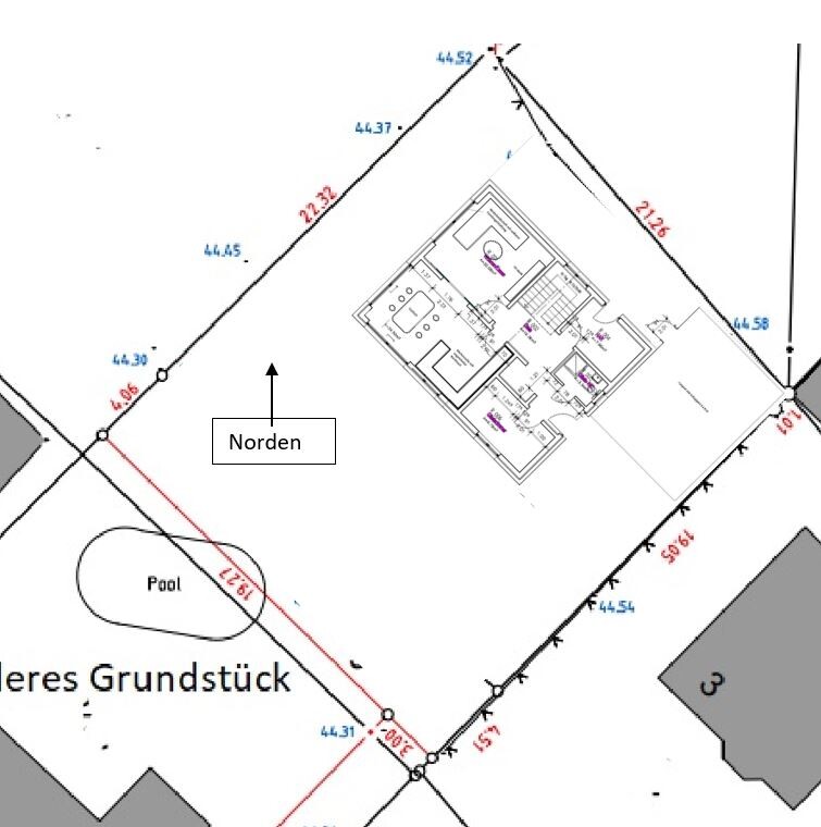 Lageplan eines Baugrundstücks mit Hausschnitt, Nordpfeil und Pool am Grundstücksrand.