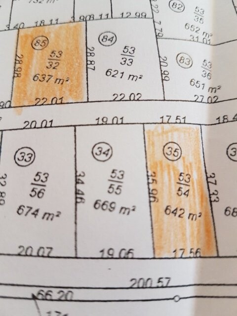 Gezeichneter Baugrundriss mit nummerierten Parzellen, orange markierte Fläche.