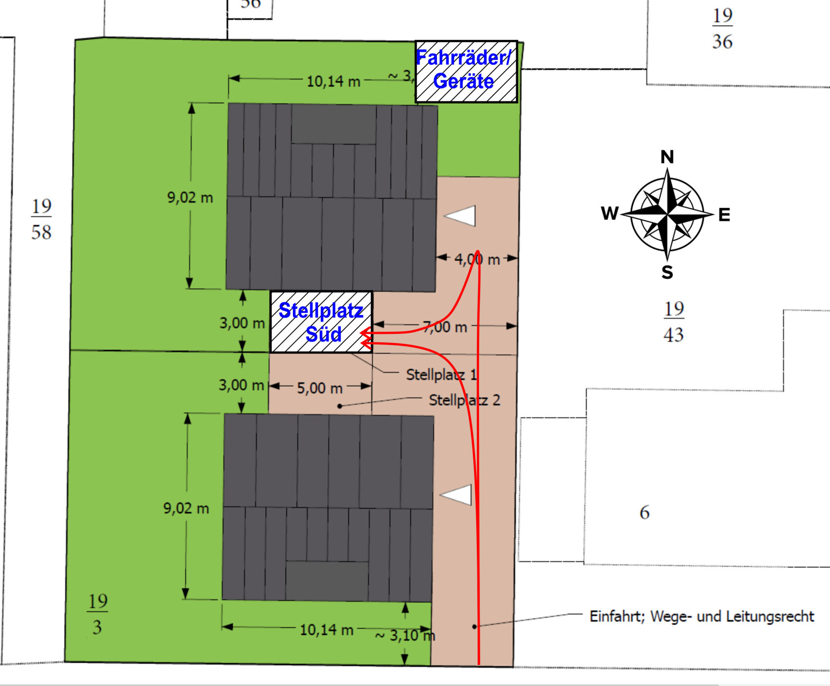 Grundrissplan eines Grundstücks mit Gebäuden, Grünflächen, Parkplätzen und Zufahrt