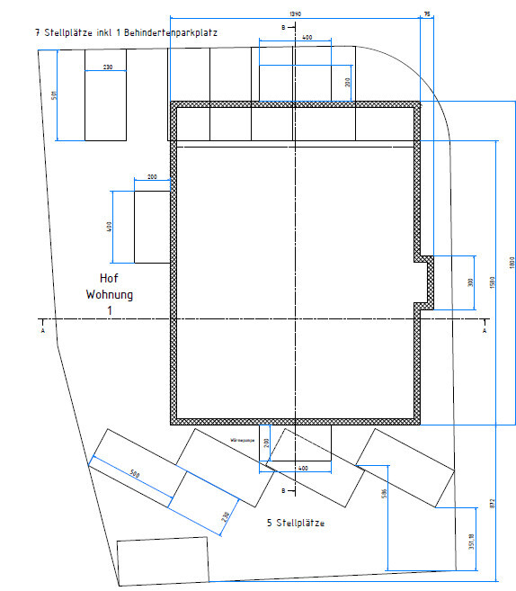 Lageplan eines Gebäudes mit Parkplätzen (7 + 5), Behindertenparkplatz, Hofbereich und Grundriss.