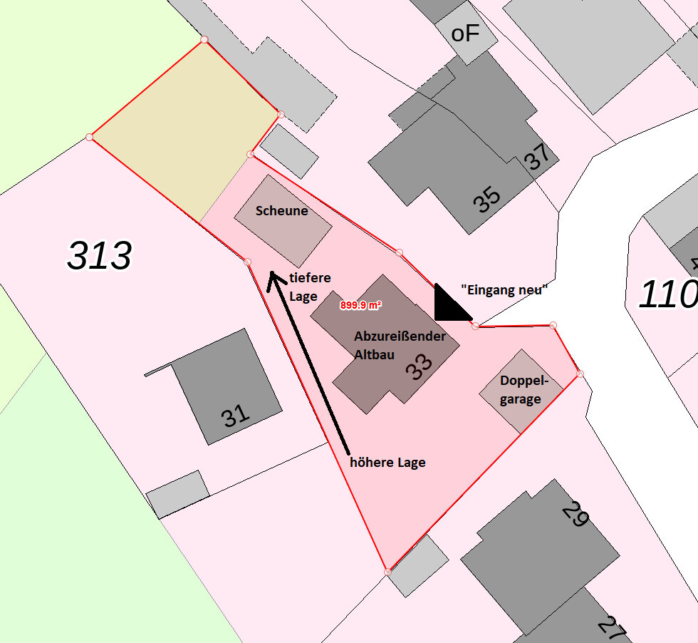 Lageplan: roter Grenzverlauf, Gebäude mit Scheune, Doppelgarage, neuer Eingang, höhere/tiefe Lage.