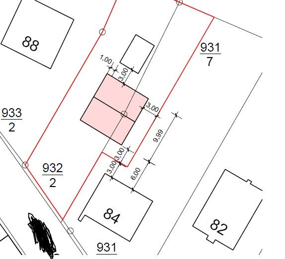 Lageplan eines Grundstücks mit roter Grenze; pinkes Gebäudeteil in der Mitte.
