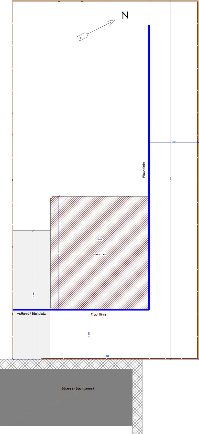 Grundriss eines Baugrundstücks: schraffierte Fläche mit Fluchtlinie, Parkplatz links, Nordpfeil.