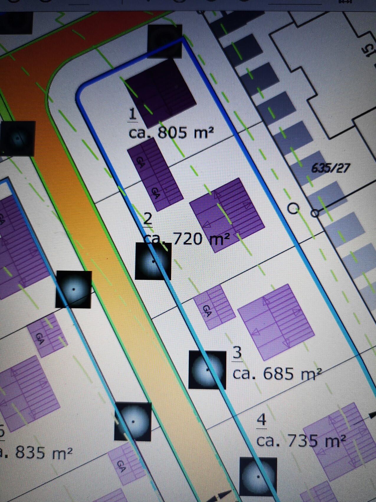 Lageplan mit blauer Umfassung: Parzellen mit lila Gebäudeflächen und Flächenangaben ca. 805-735 m²