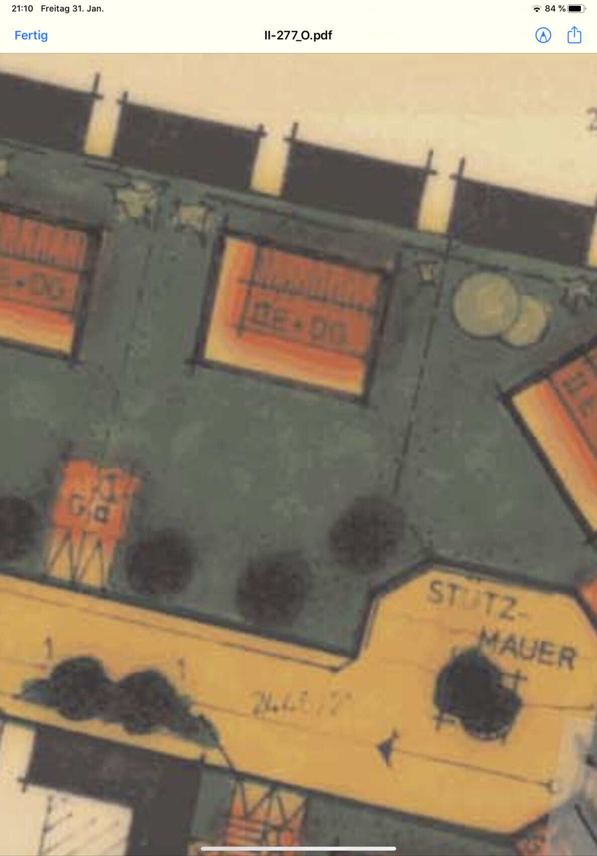Grundrissplan eines Geländes mit orange markierten Bereichen auf grünem Hintergrund.