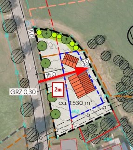 Lageplan eines Baugrundstücks mit Gebäudegrundriss, Bäumen und Maßlinien