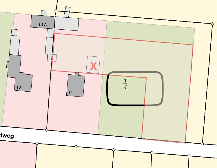 Lageplan der Parzellen 13, 13A, 14 mit roter Grenze, X-Markierung und grüner Fläche (1/4).
