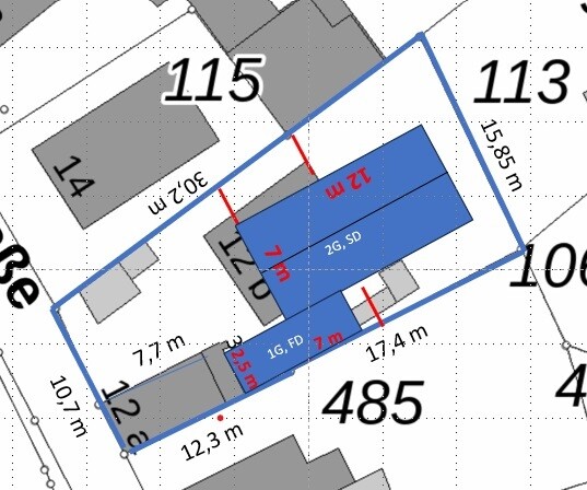 Grundstücks- und Grundrissplan mit blauer Baufläche und umliegenden Gebäuden