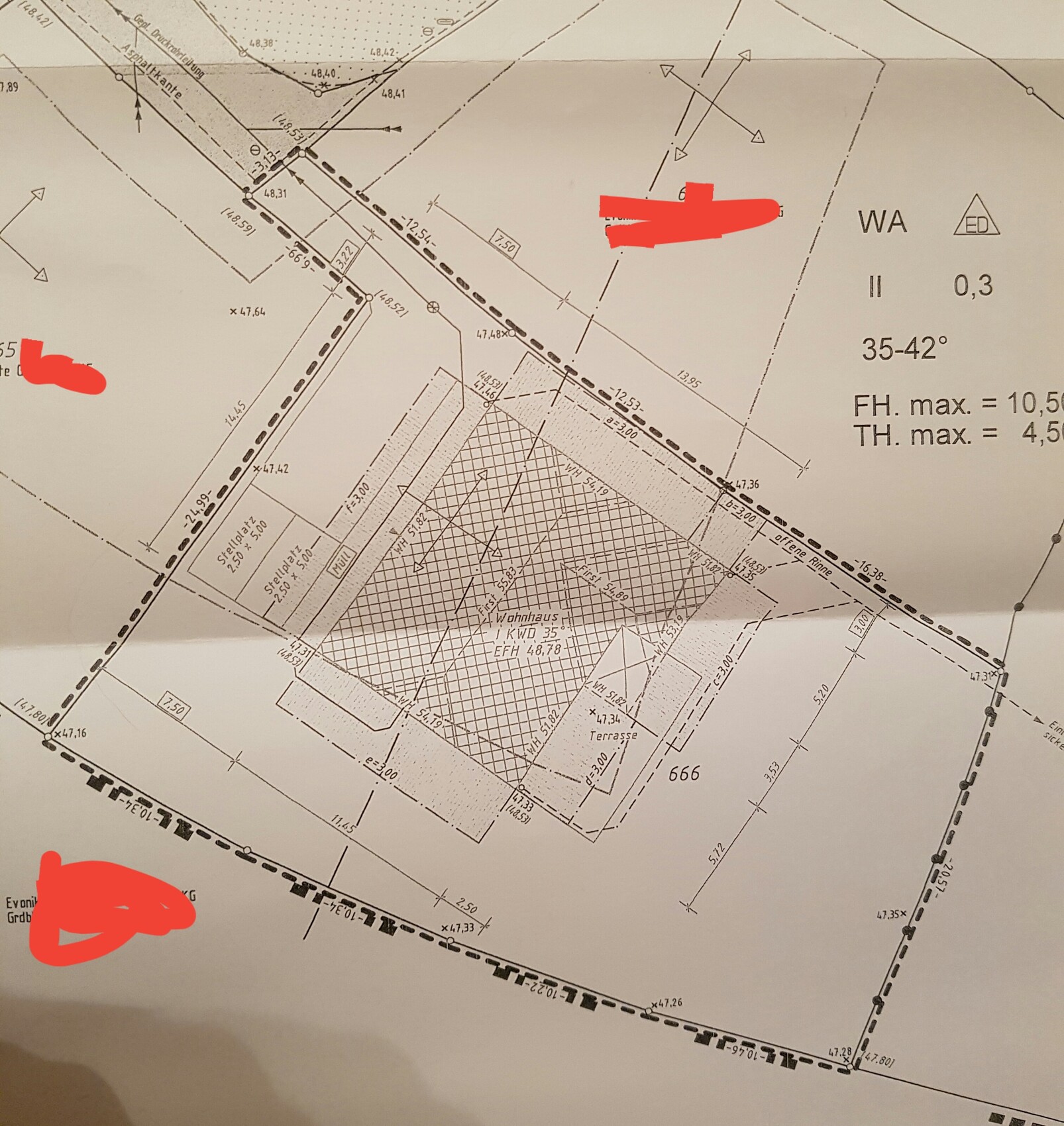Lageplan des Baugrundstücks mit Wohnhausfundament, Terrasse und Zufahrtswegen