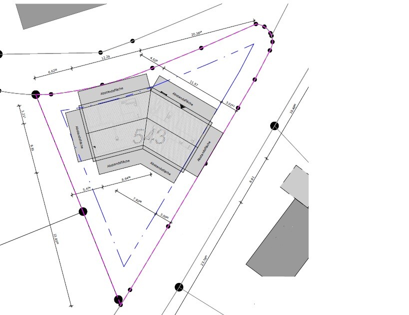 Lageplan eines Grundstücks mit kantigem Dreieck, Baukörper und Abstandsflächen, Maßlinien