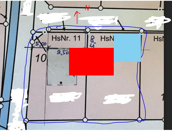 Lageplan eines Grundstücks mit Hausnummer 11: blaue Umrandung, roter Block, hellblaues Quadrat.