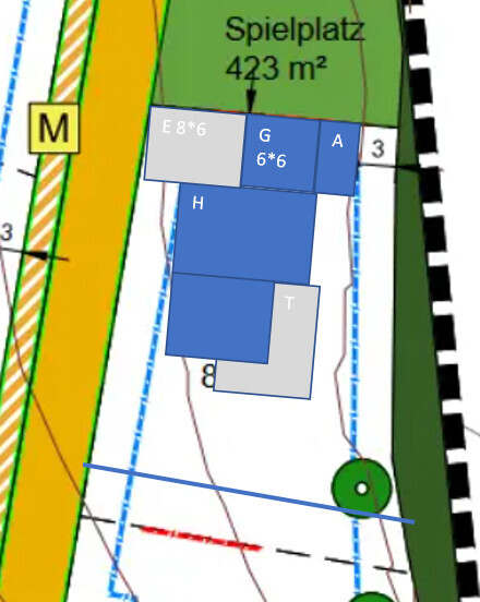 Lageplan: Spielplatz 443 m² (grün) neben blauen Gebäudeblöcken E/G/A/H/T, gelbe Straße links