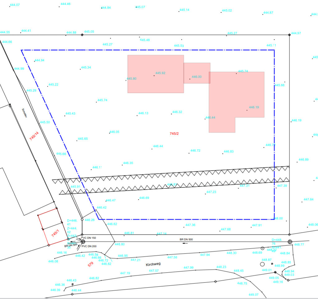 Lageplan: blaue gestrichelte Grenze, pinkfarbene Gebäudeblöcke und Straßen.