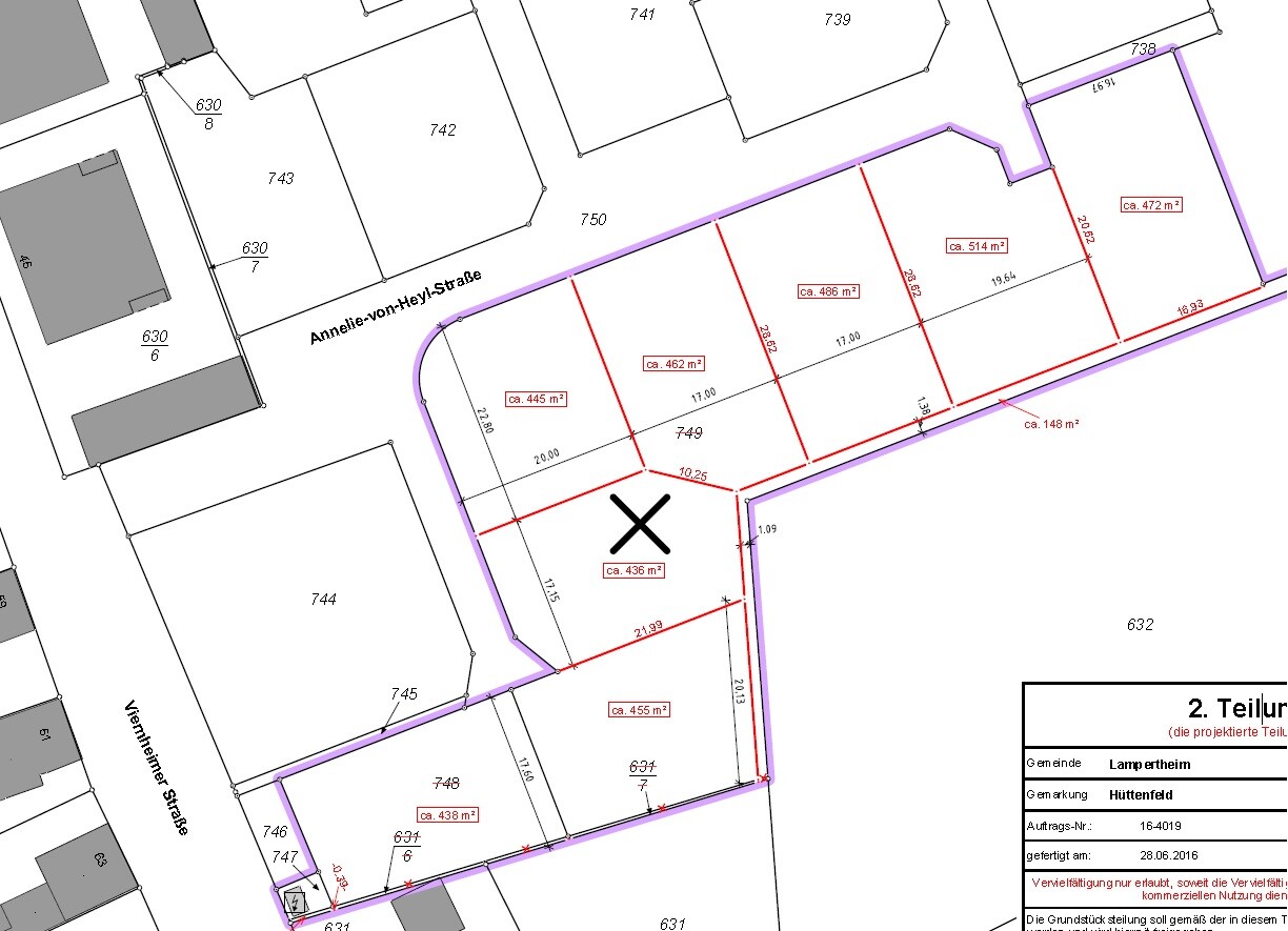 Lageplan: Parzellen mit roten Grenzlinien, violett umrandeter Block, X markiert ein Grundstück.