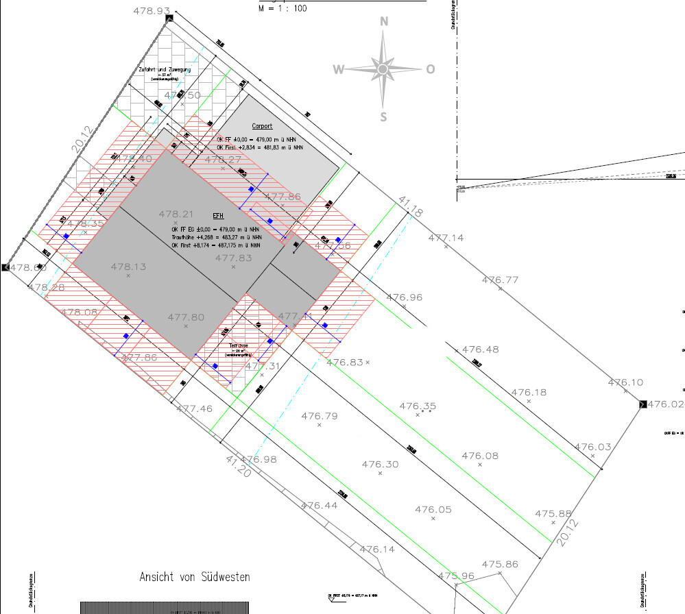 Grundrissplan eines Gebäudekomplexes auf Grundstück mit Nordpfeil, Maßlinien und Linien.