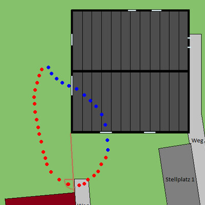 Grundstücksplan zeigt Haus mit dunklem Dach, Eingangsbereich, Hof, Stellplatz und Wegführung.
