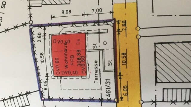 Lageplan: rotes Gebäude im Hof, blaue Umrandung, gelbe Straße rechts, Maße sichtbar
