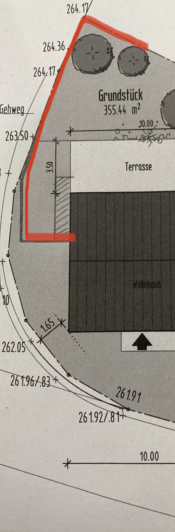 Lageplan: Grundstück mit Terrasse und Wohnhaus, rote Umrandung als Grenze hervorgehoben.