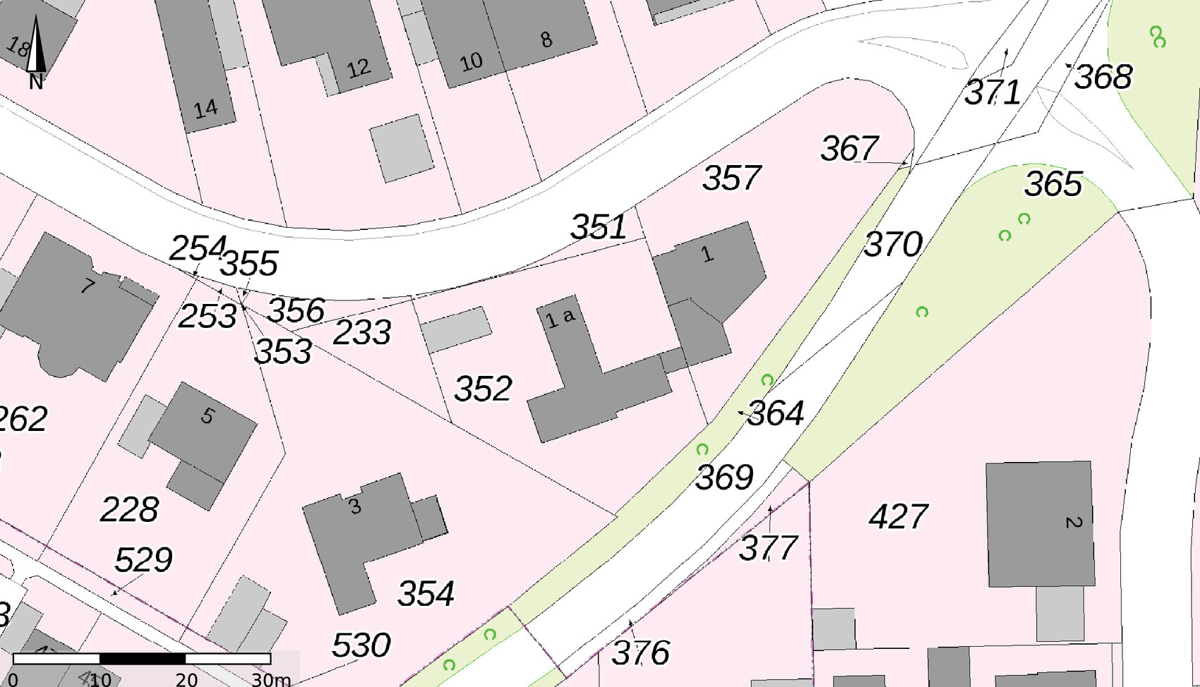 Katastraler Lageplan eines Wohnviertels mit Parzellen, Gebäuden und kurvenreicher Straße.