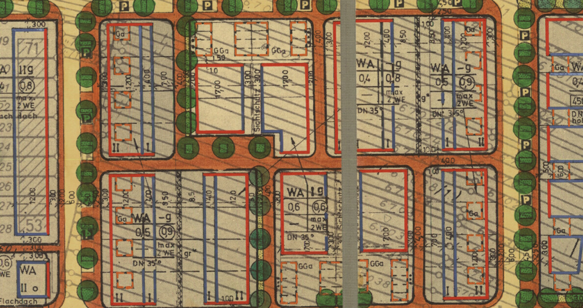 Stadtteil-Lageplan: Straßenmuster, blau umrahmte Gebäude, rote Grundstücksgrenzen, grüne Bäume.