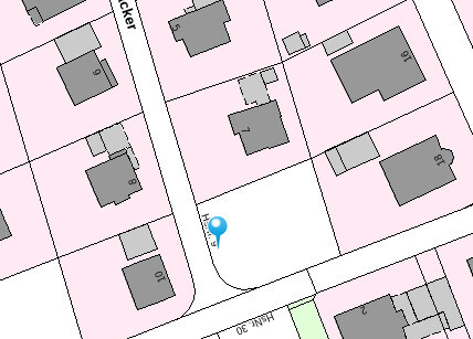 Kartenansicht eines Wohngebiets mit Parzellen, Straßen und Gebäuden.