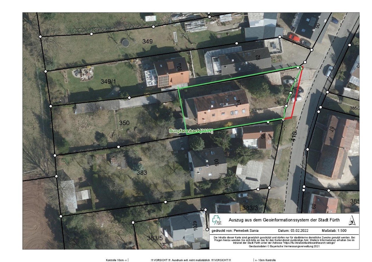 Luftbild der Parzellen 349, 350 und 383 mit grüner und roter Linienführung nahe der Straße.