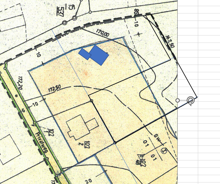 Lageplan eines Grundstücks mit Gebäudefläche und blauer Markierung.