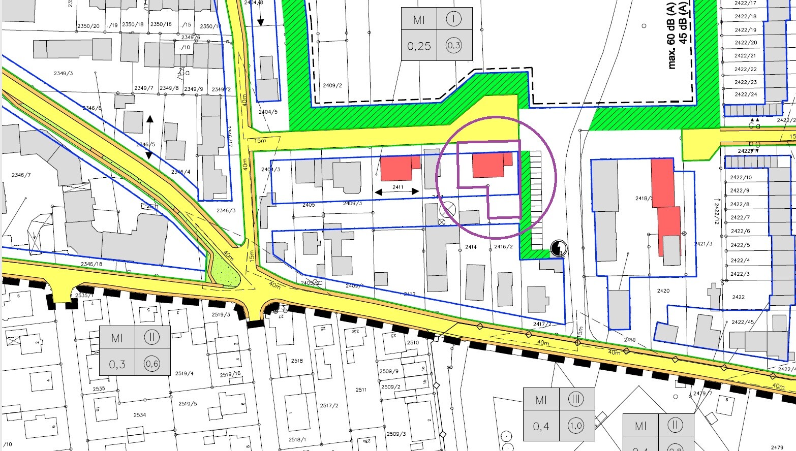 Bebauungsplan mit gelben Straßen, grünen Flächen, blauen Parzellen; rotes Gebäude im Kreis.