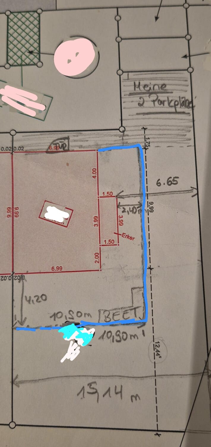 Grundrissplan eines Baugrundstuecks mit Abmessungen, Grenzlinien und Parkplaetzen
