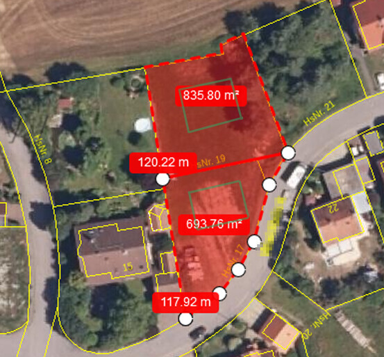 Luftbild eines Grundstücks mit rot markierten Flächen und Maßangaben im Planungsentwurf